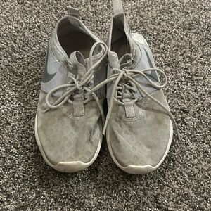 Girls Nike size 6.5  Sneakers